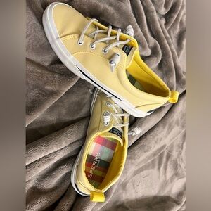 Women’s Sperrys size 6.5 in Yellow